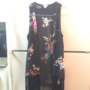 Sleeveless shawl with fringed edges